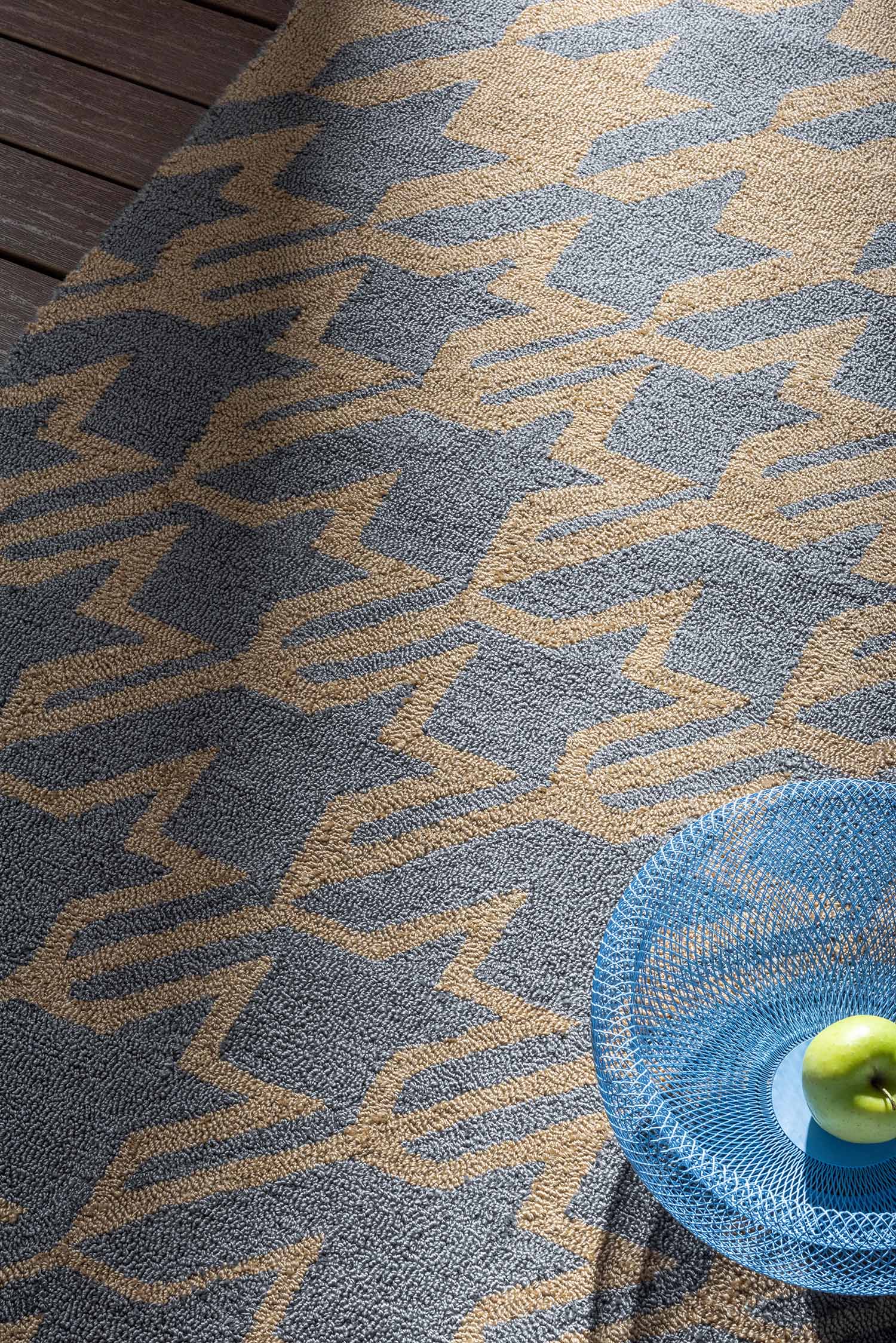 HOUNDSTOOTH WASHED outdoor rug in blue-beige