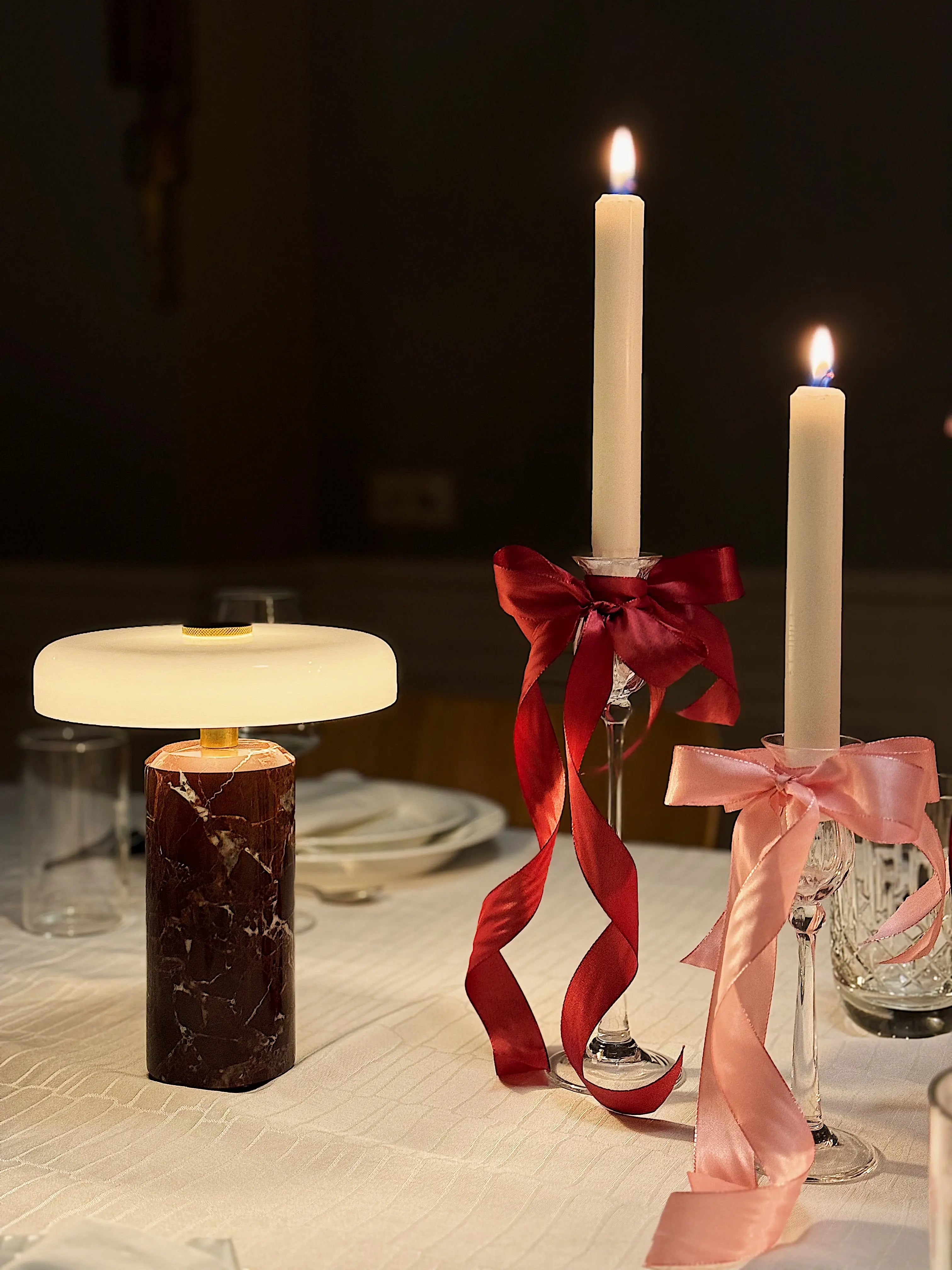 Lampa przenośna TRIP burgundowy marmur z mlecznobiałym szkłem – szkło, Design By Us