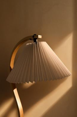 TIMBERLINE table lamp oak wood with white shade