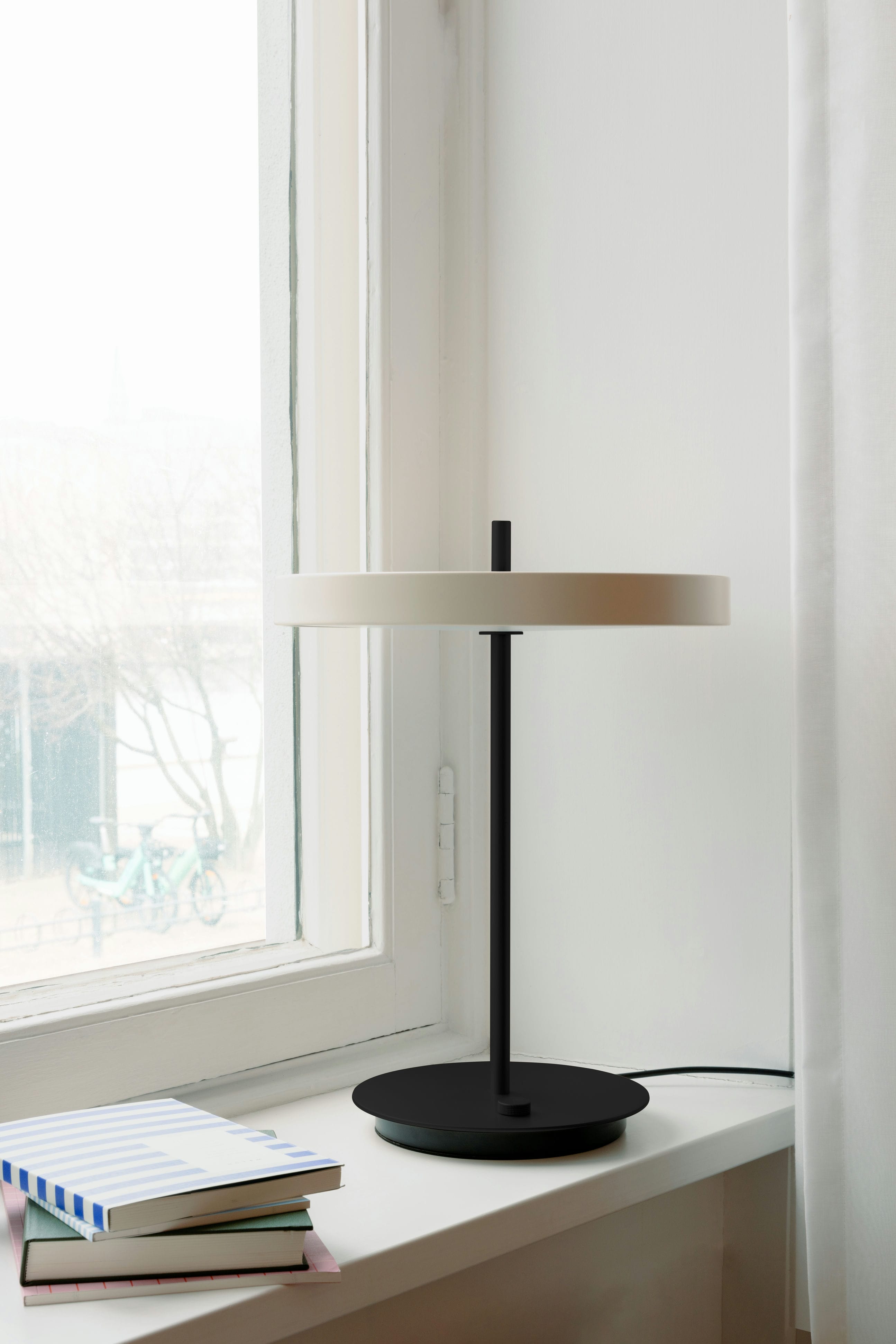Portable lamp asteria Move White with a black base