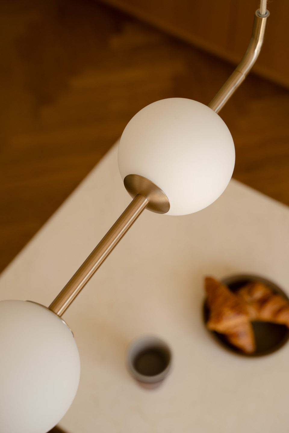 AUDREY LINEAR white pendant lamp with gold insert