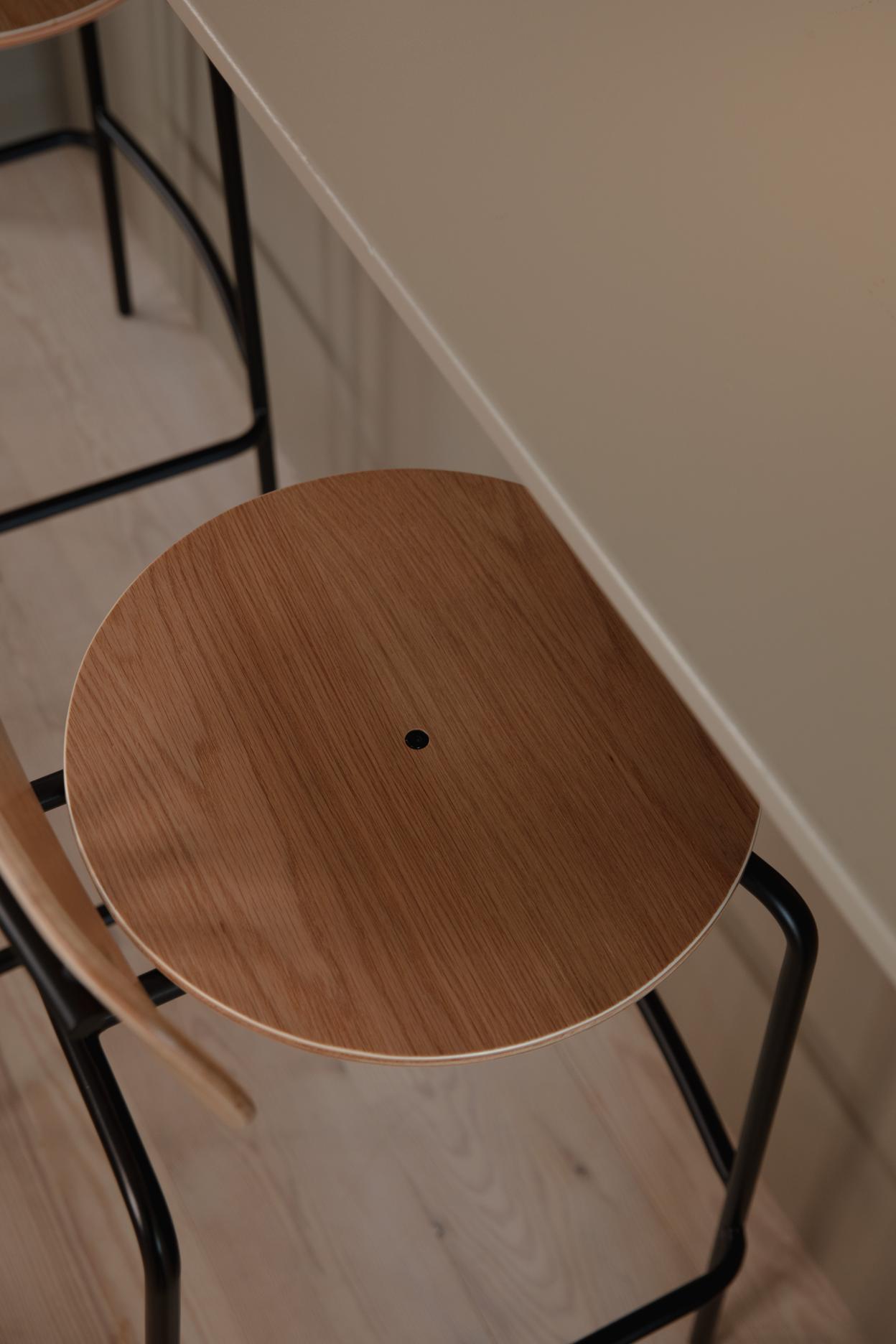 Hocker Neugieriger Eichenfurnier mit einer schwarzen Basis