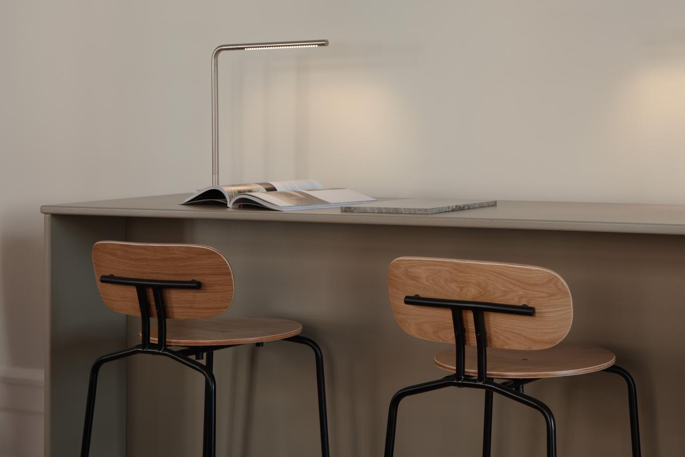 Hocker Neugieriger Eichenfurnier mit einer schwarzen Basis