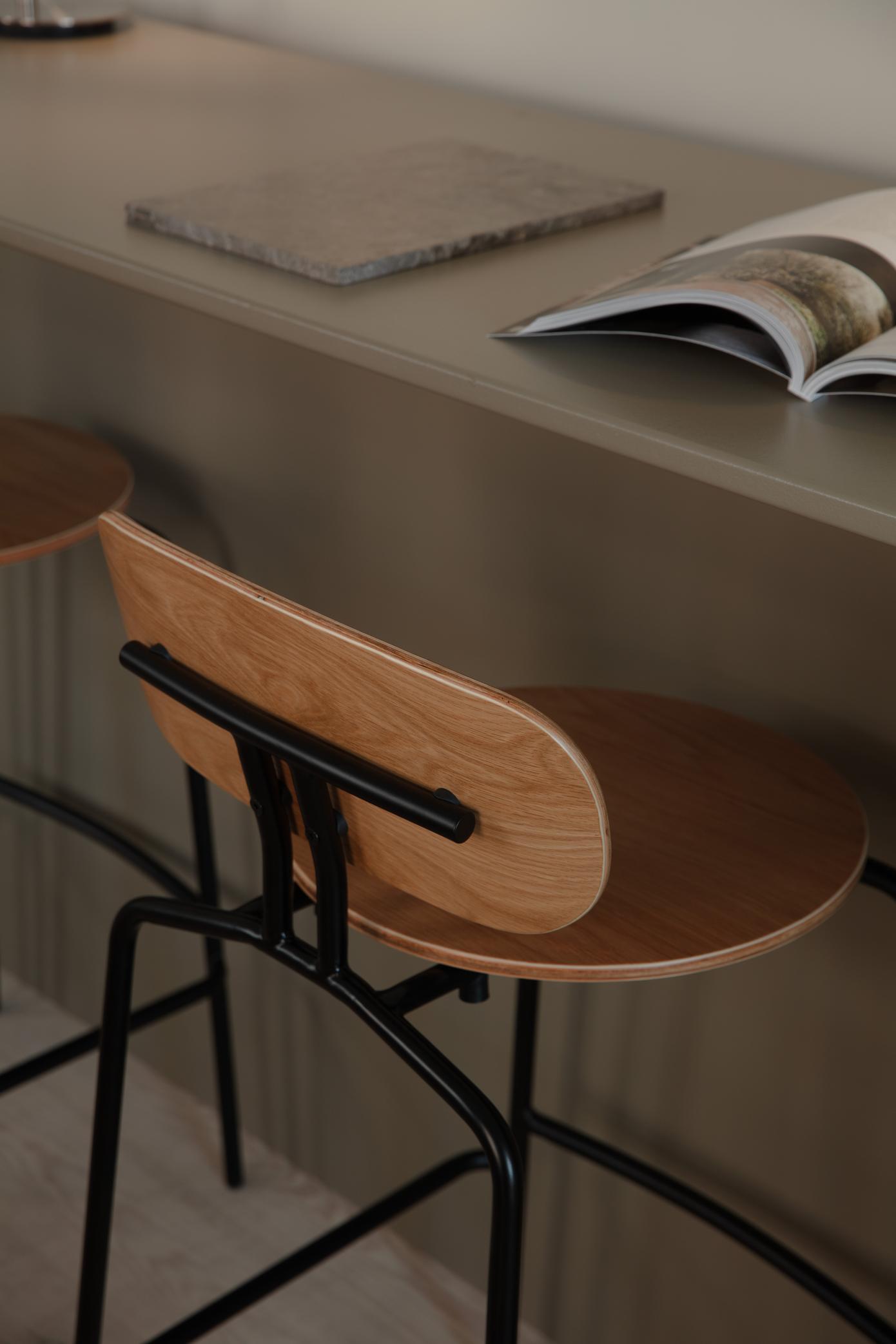 Hocker Neugieriger Eichenfurnier mit einer schwarzen Basis