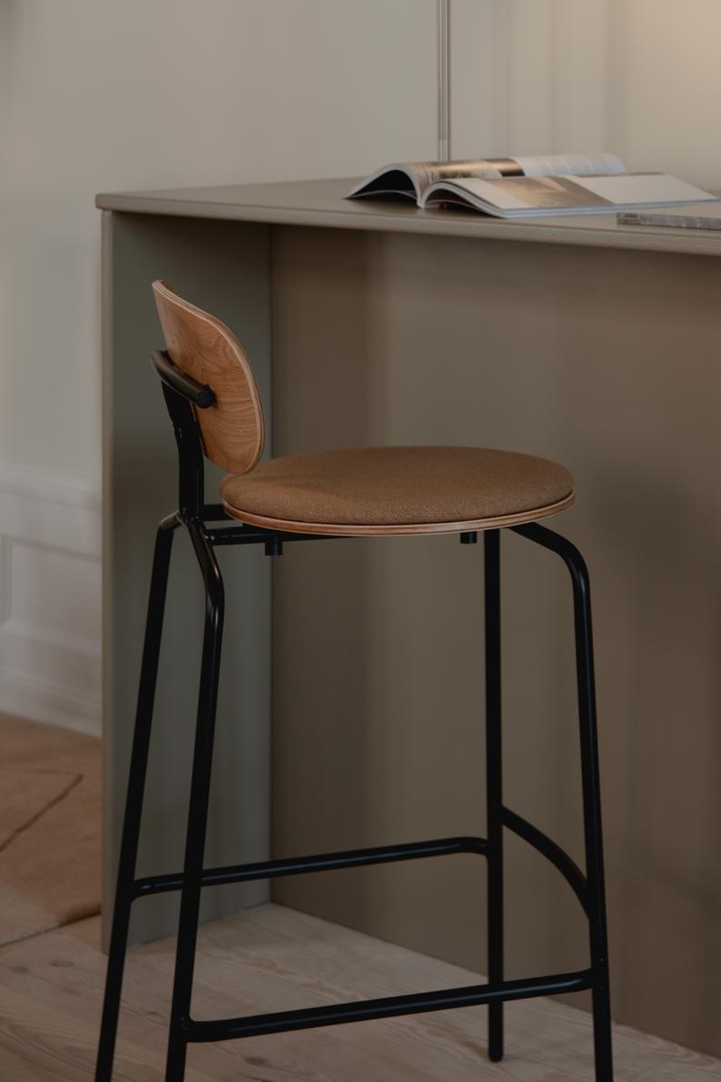 Hocker Neugieriger Eichenfurnier mit einer schwarzen Basis