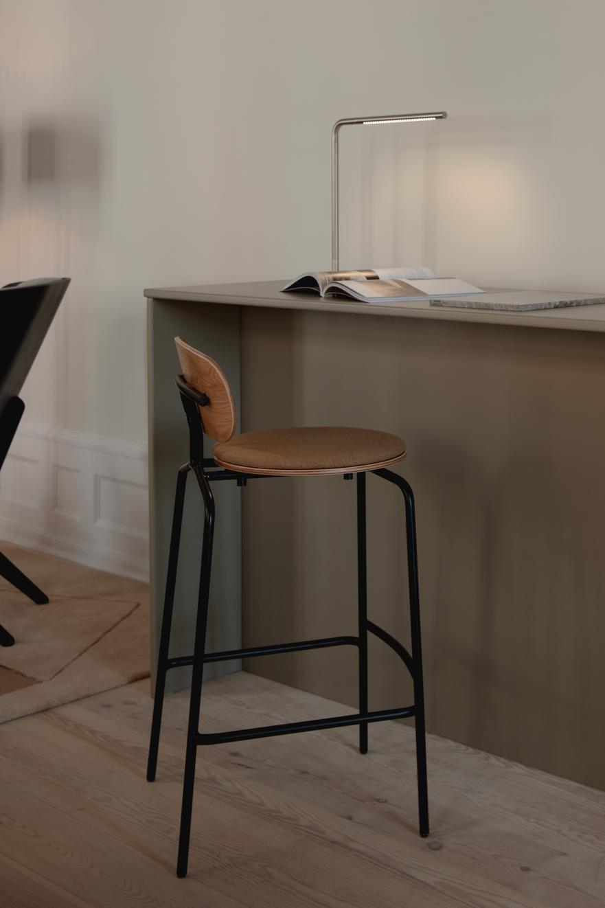 Hocker Neugieriger Eichenfurnier mit einer schwarzen Basis