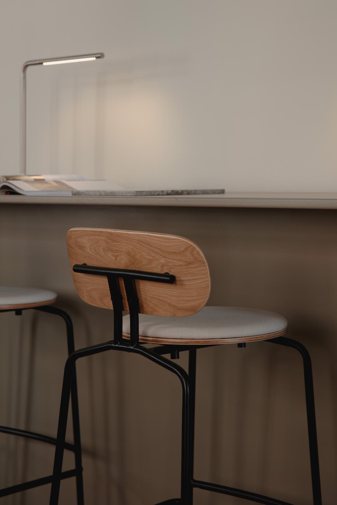 Hocker Neugieriger Eichenfurnier mit einer schwarzen Basis