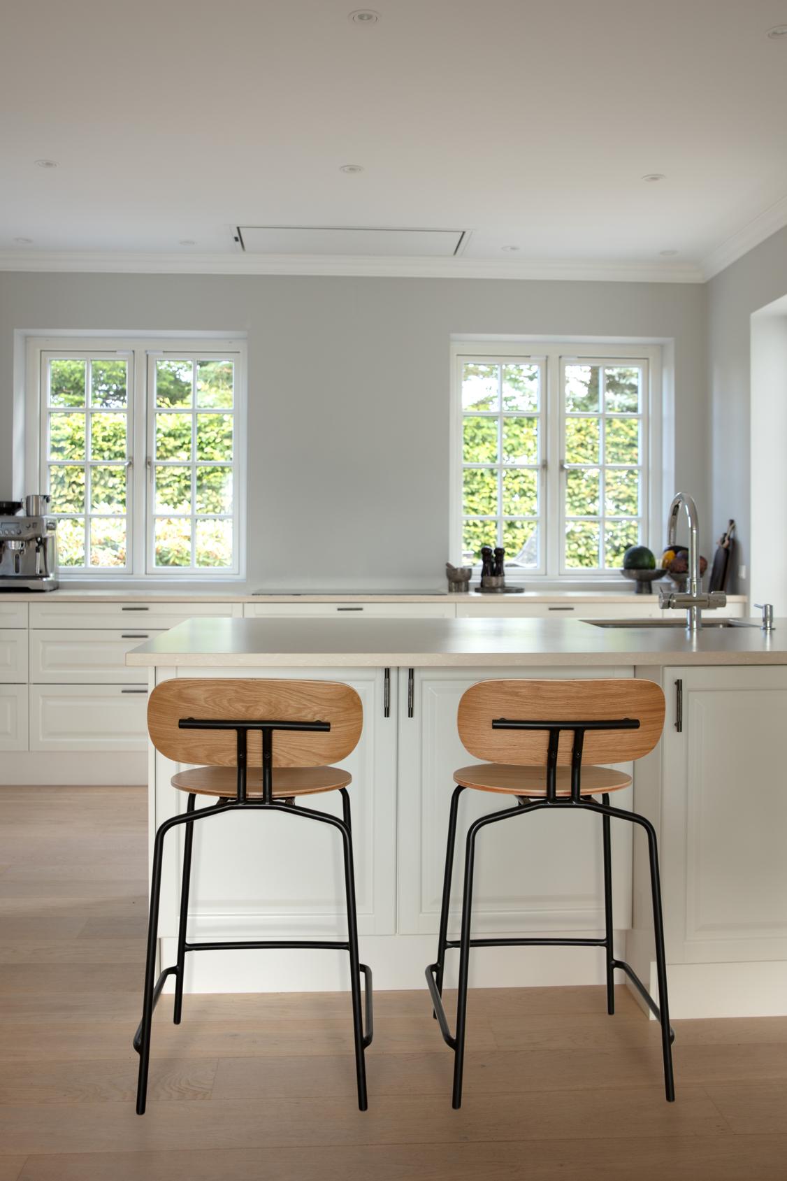 Hocker Neugieriger Eichenfurnier mit einer schwarzen Basis