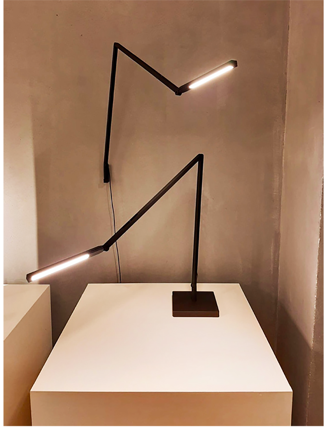 Schreibtischlampe UNTITLED LINEAR schwarz