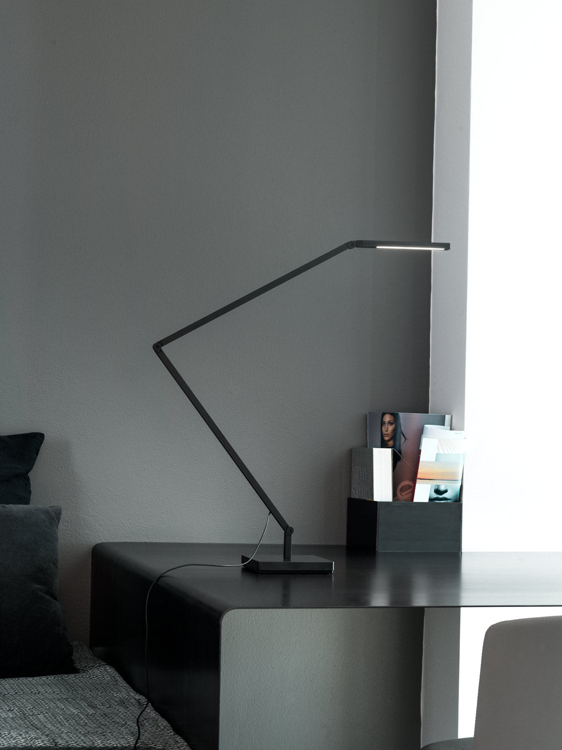 Schreibtischlampe UNTITLED LINEAR schwarz