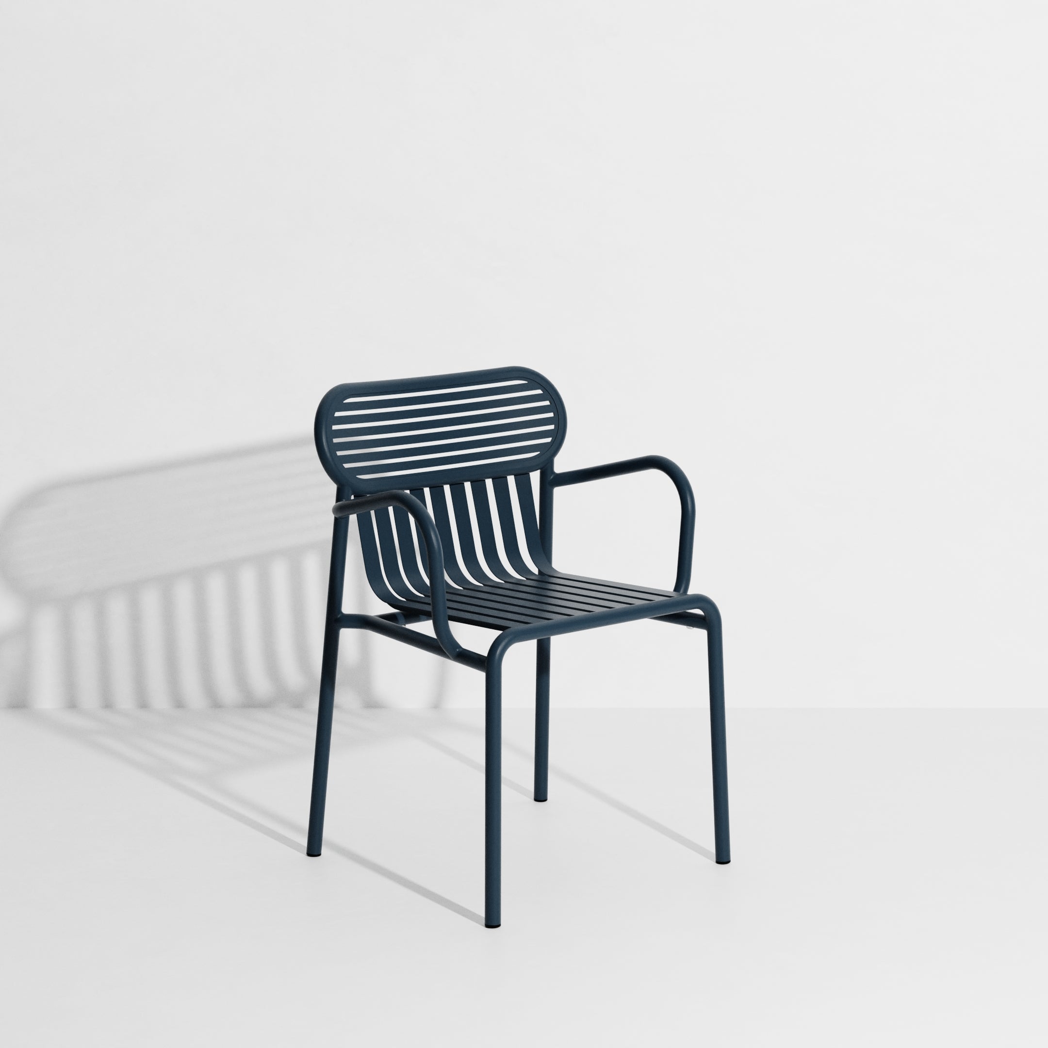 WEEK-END garden chair with armrests in gray-blue.