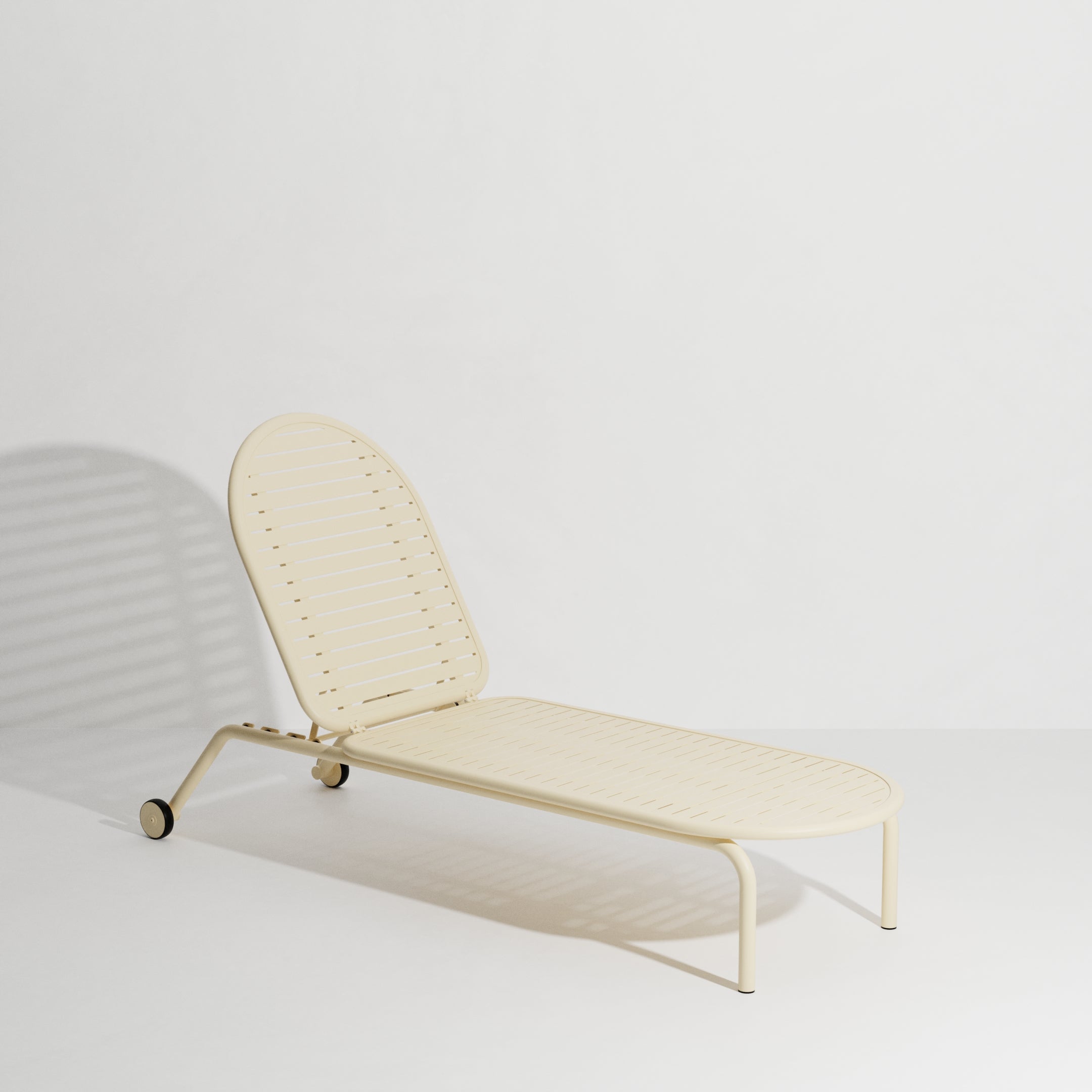 WEEK-END garden lounger in ivory.