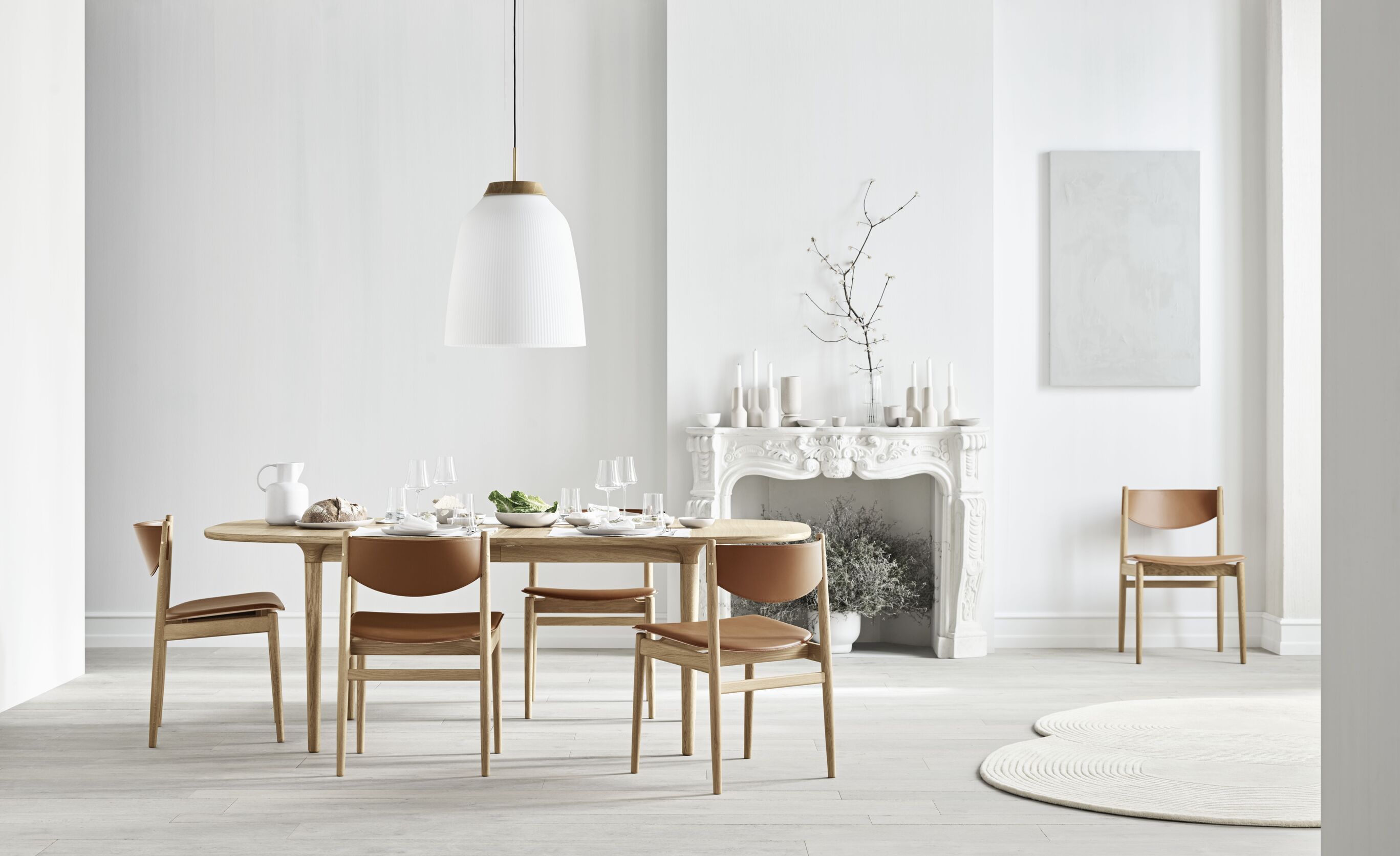 Apelle Chair Beige Leder mit einer Eichenbasis