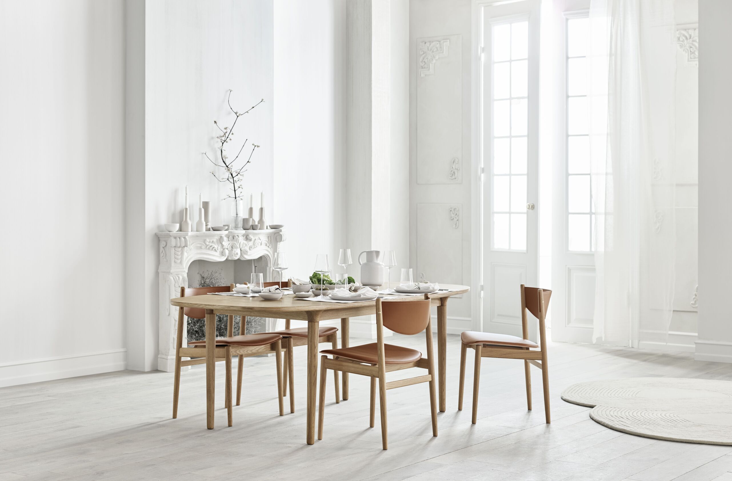Apelle Chair Beige Leder mit einer Eichenbasis
