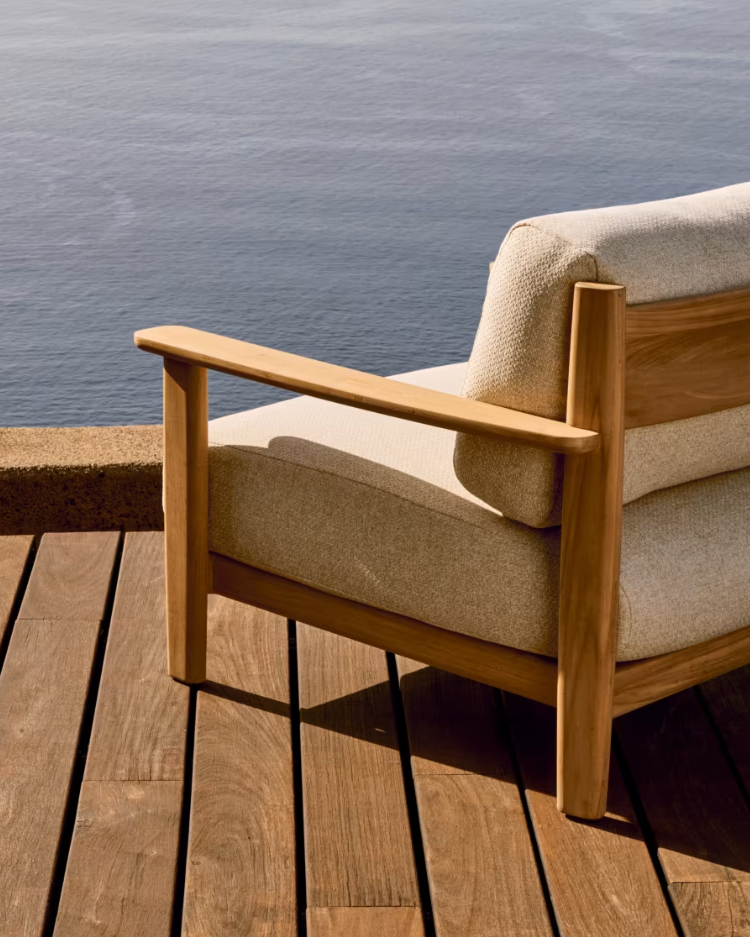 Tirant Beige Sessel mit einer Holzbasis
