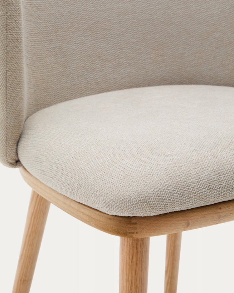Ein Stuhl im Ciselia Beige Szenil Stoff mit einer hellen Basis