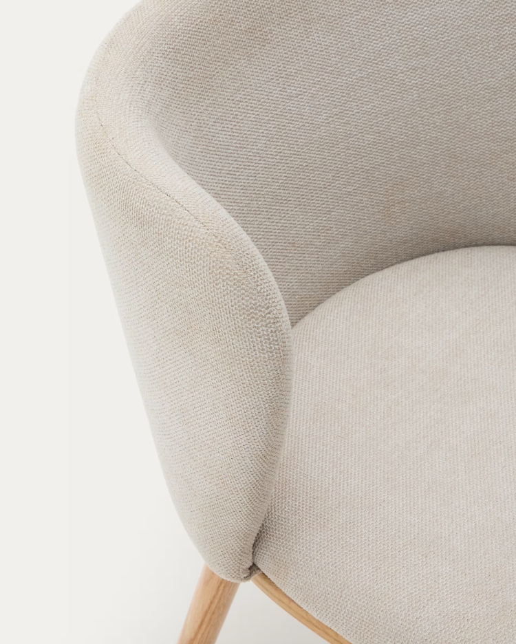 Ein Stuhl im Ciselia Beige Szenil Stoff mit einer hellen Basis