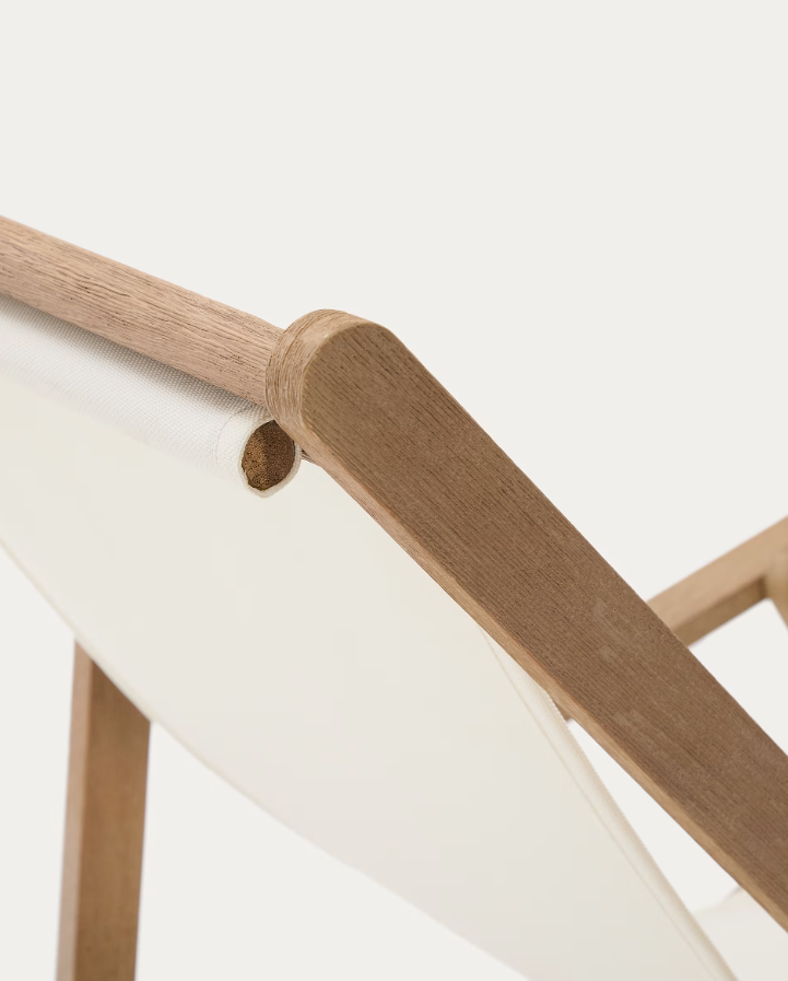 Villara white deckchair with acacia base