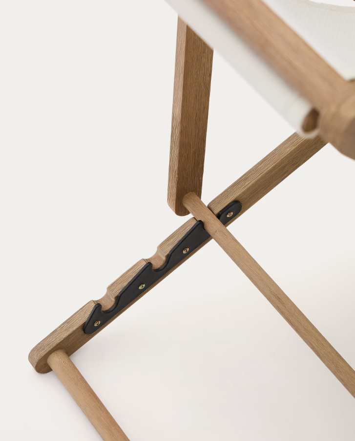 Villara white deckchair with acacia base