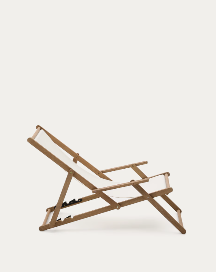 Villara white deckchair with acacia base