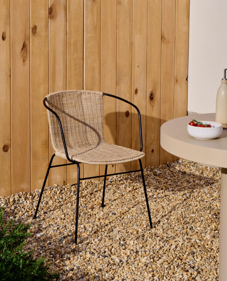 ELTIERA Outdoor Chair Synthetic Rattan with Steel Armrests and Base