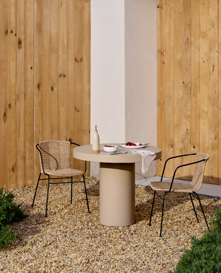 ELTIERA Outdoor Chair Synthetic Rattan with Steel Armrests and Base