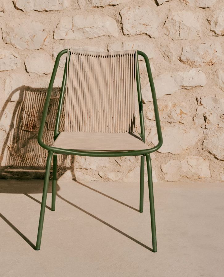 Zivia Écru outer chair with a steel base