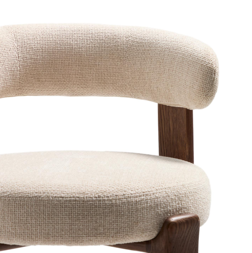 GRANITE beiger Chenille-Hocker mit dunklem Eschenholzgestell