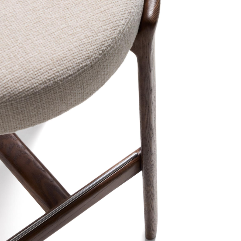 GRANITE beiger Chenille-Hocker mit dunklem Eschenholzgestell