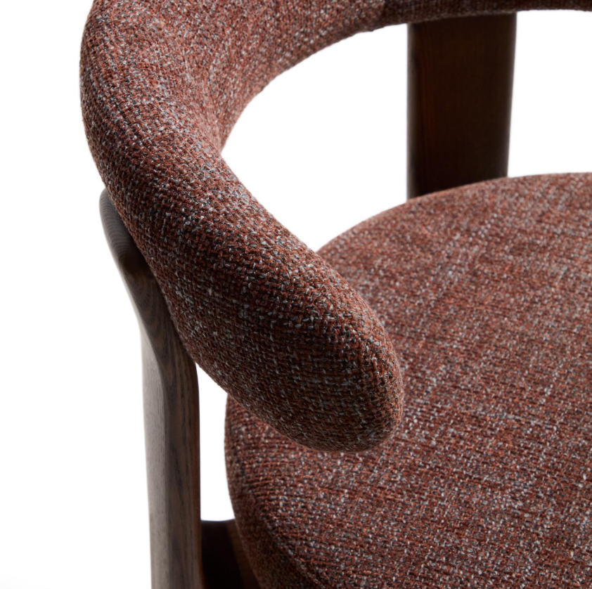 GRANITE brauner Chenille-Hocker mit dunklem Eschenholzgestell