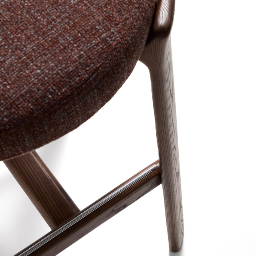 GRANITE brauner Chenille-Hocker mit dunklem Eschenholzgestell