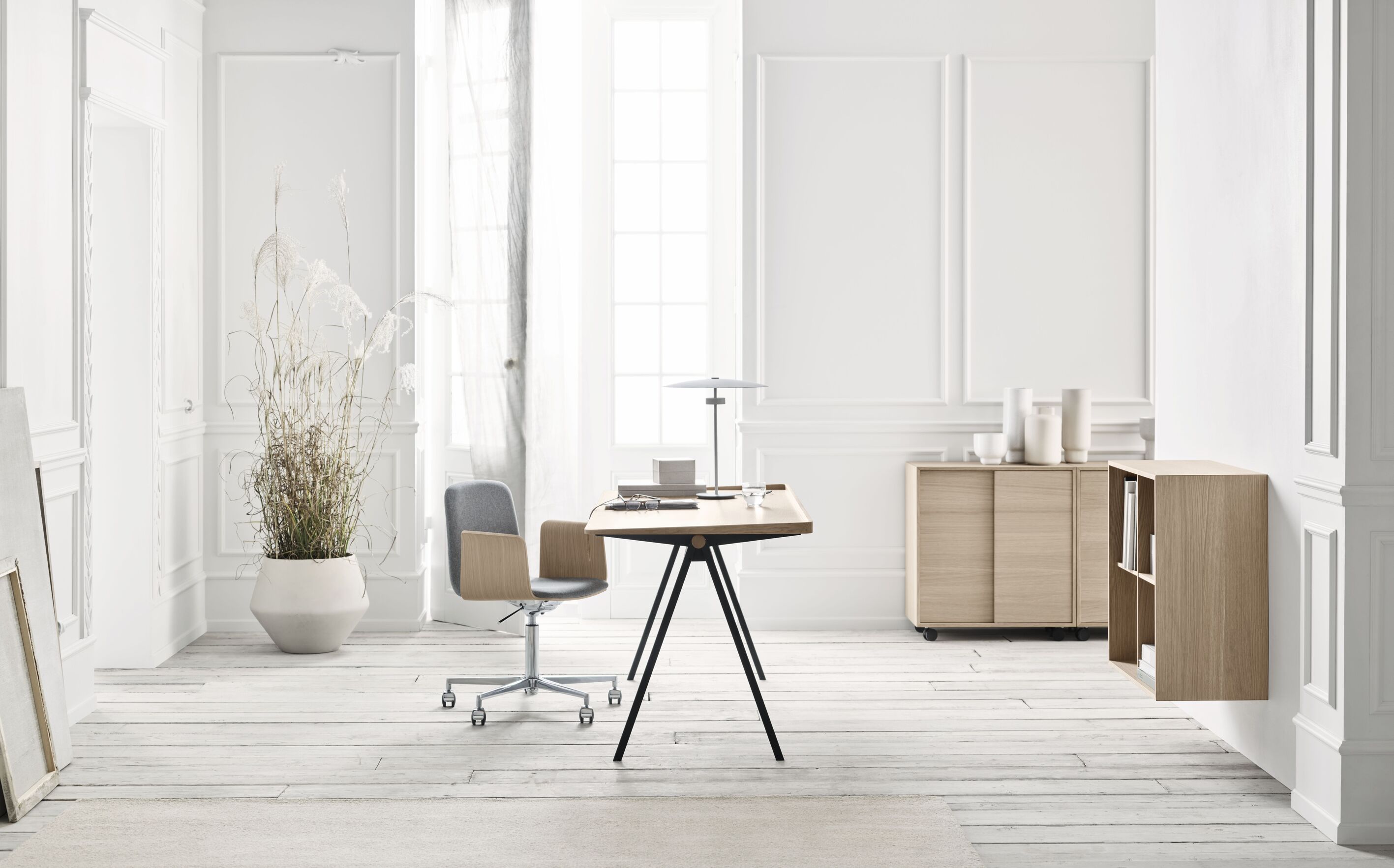 Palm Office Chair bleichte Furnier mit einer Metallbasis gebleicht