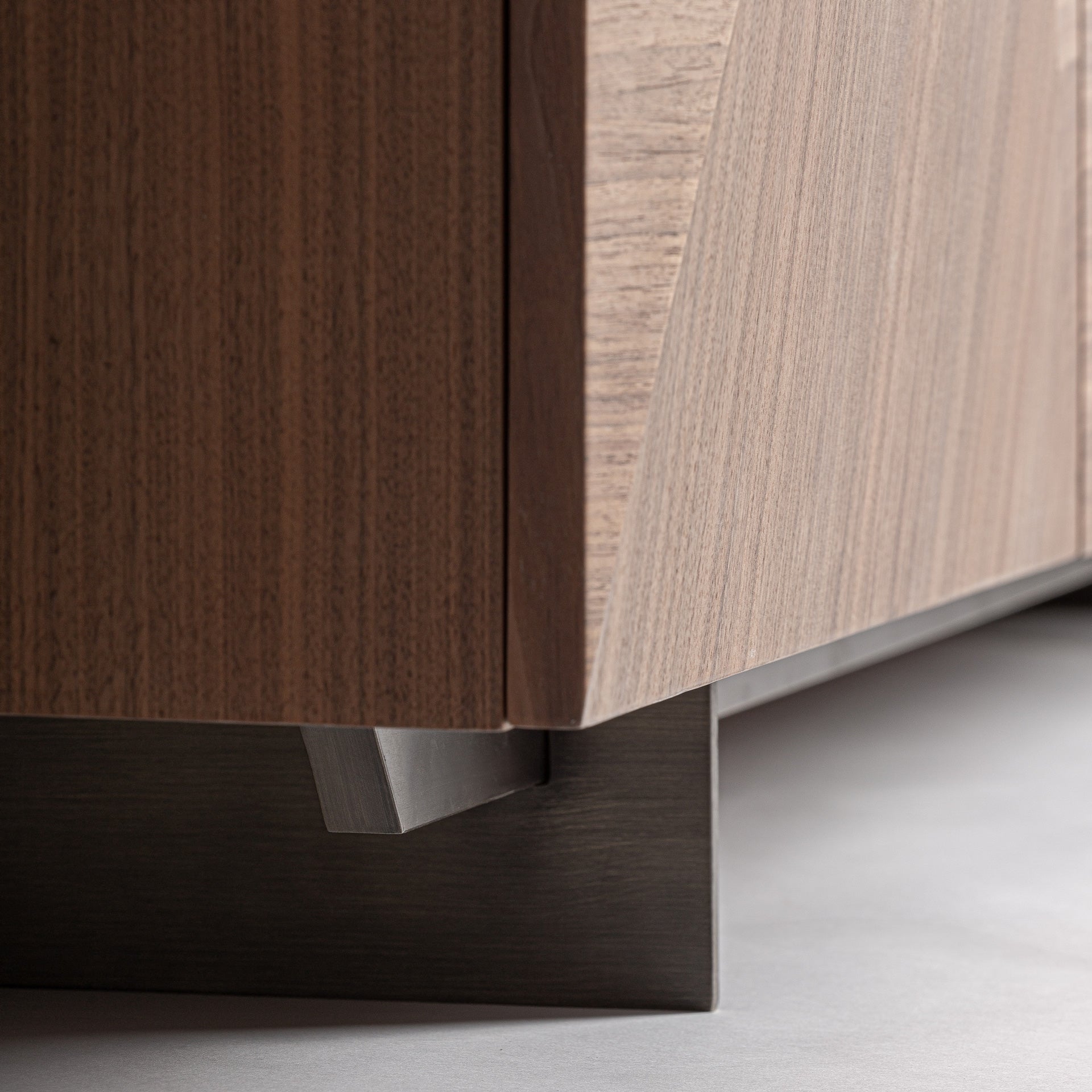 GENEIKEN Chest of Drawers in Walnut