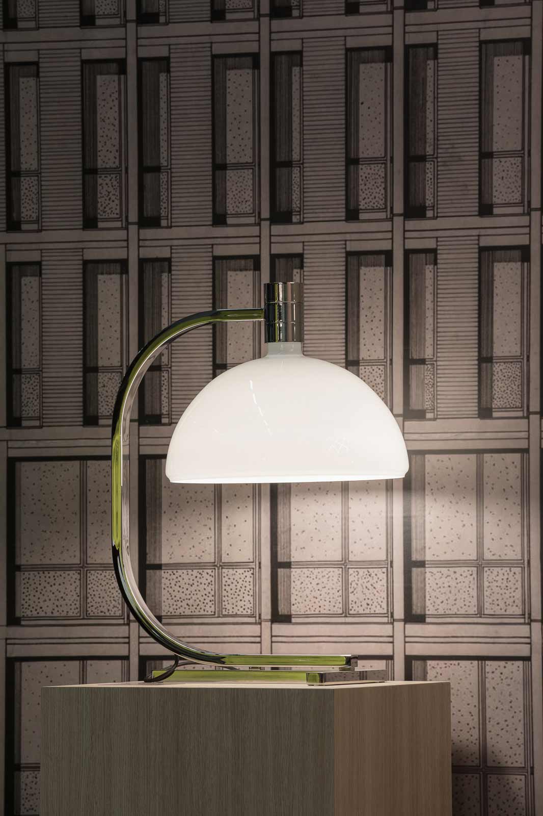 AS1C -Chromtischlampe mit weißem Glas
