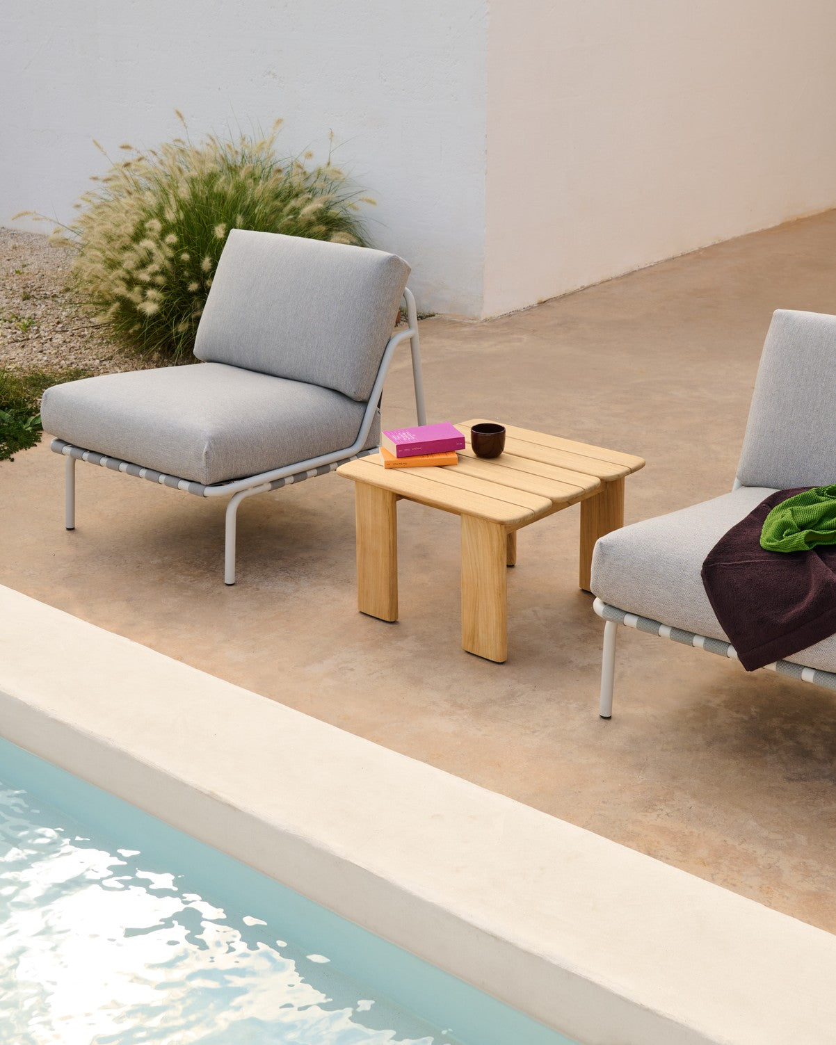SETTLE Light Gray Outdoor Armchair with Gray Base