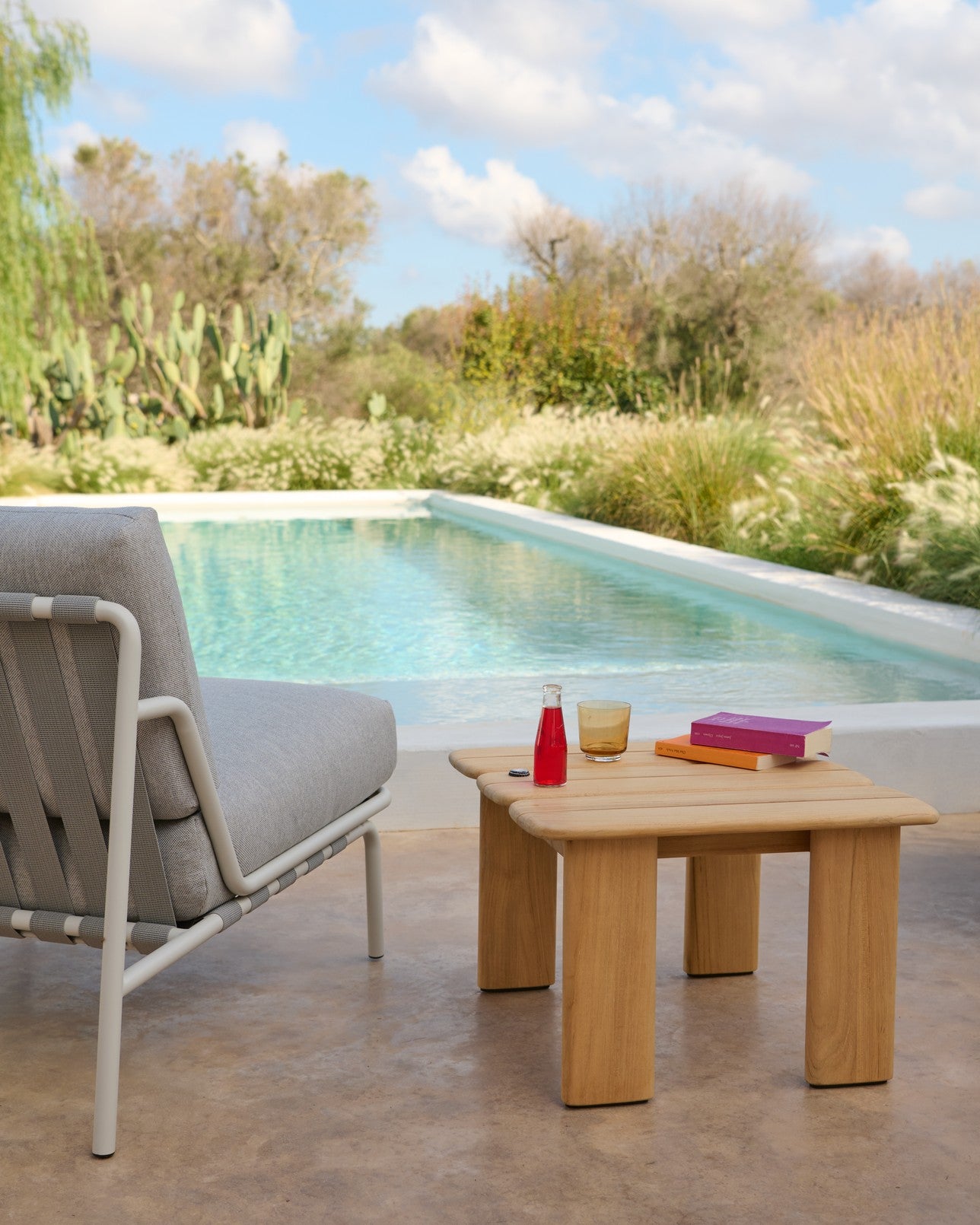 SETTLE Light Gray Outdoor Armchair with Gray Base