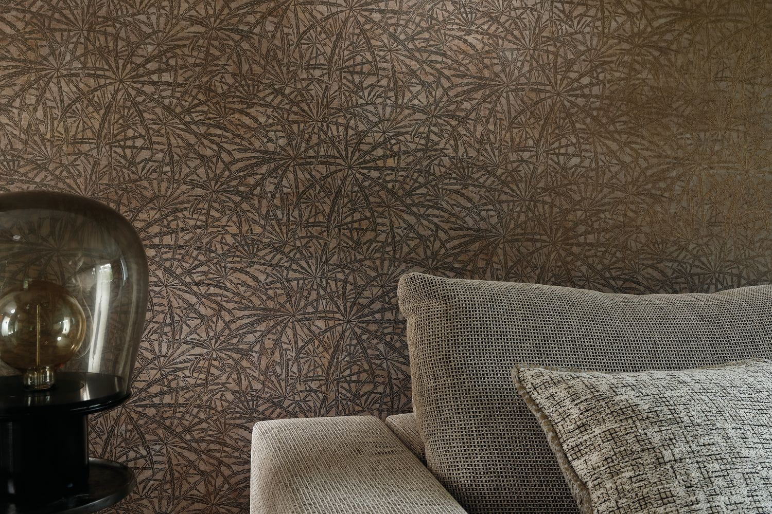 Structural wallpaper with a palm leaf plant motif PALMYRE - BEIGE