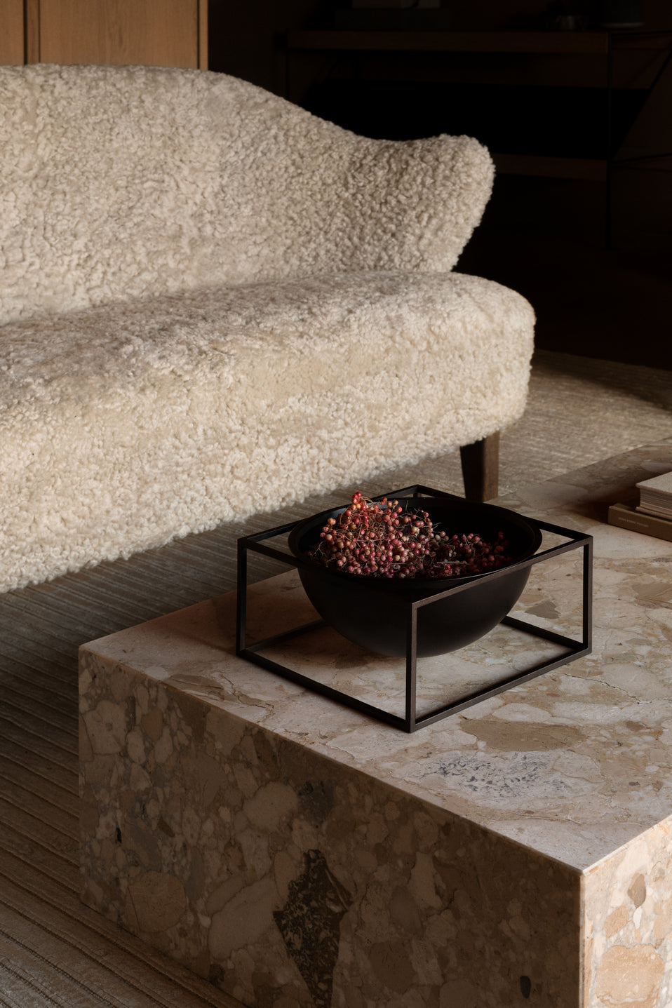 Sofa INGEBORG Schafsleder mit dunklem Eichenfuß