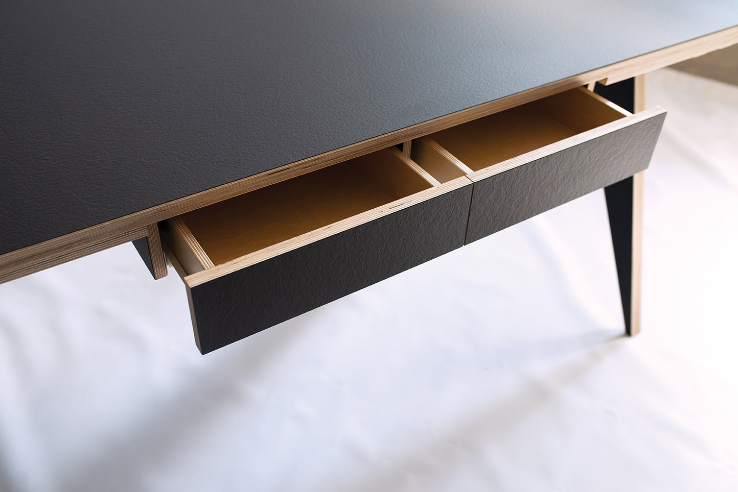 ST CALIPERS black table