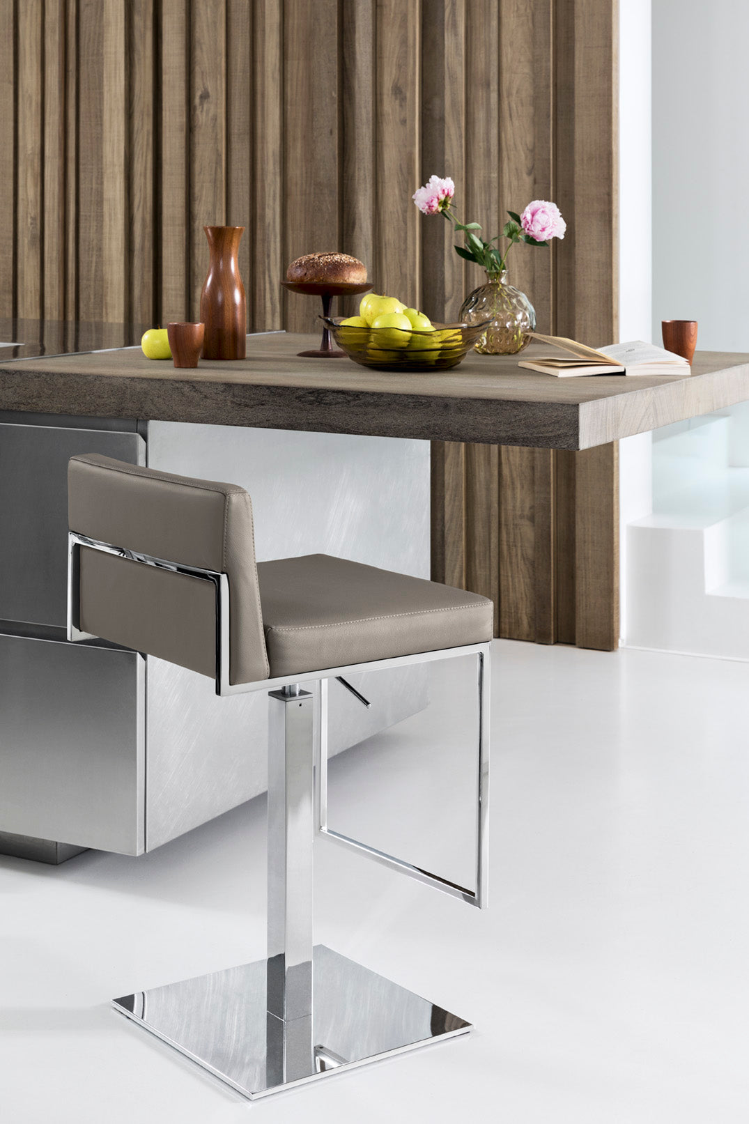 Bar stool EVEN PLUS white seat with chrome base
