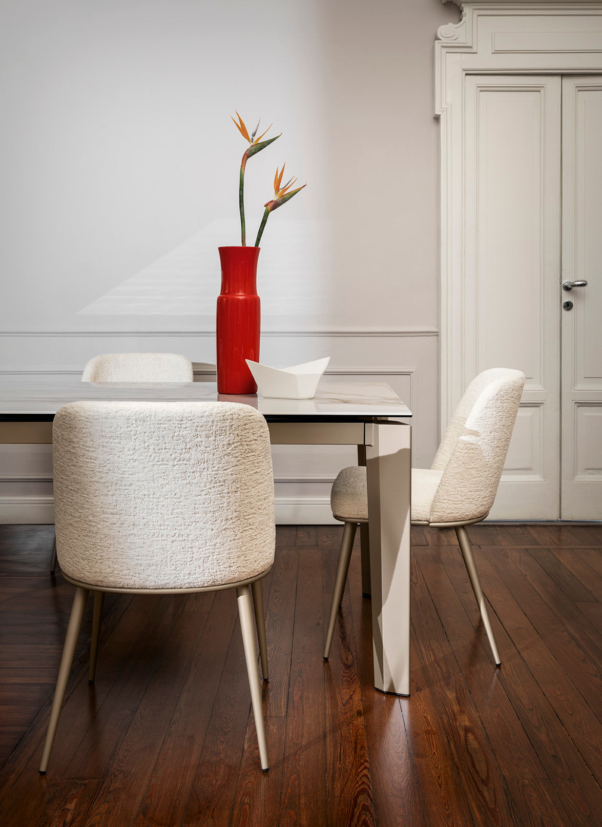 DELTA extendable table with a white top and black base