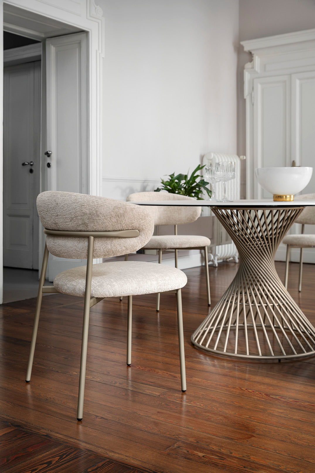 Round Table VORTEX white top with brown base