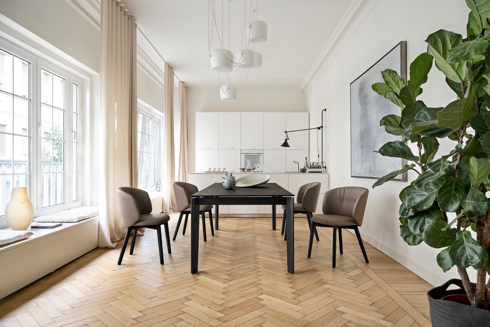 Extendable table DOGMA with a white top and black wooden base