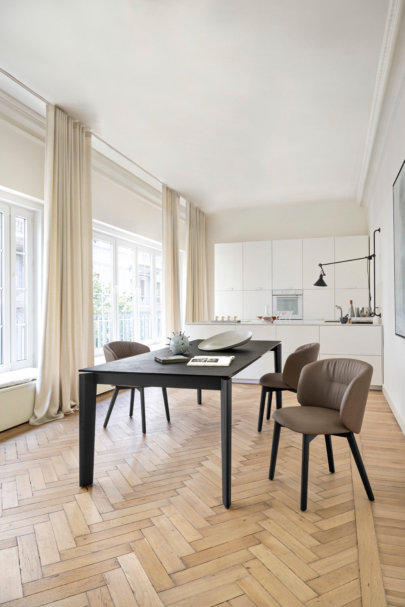 Extendable Table DOGMA with Black Top and Black Wooden Base