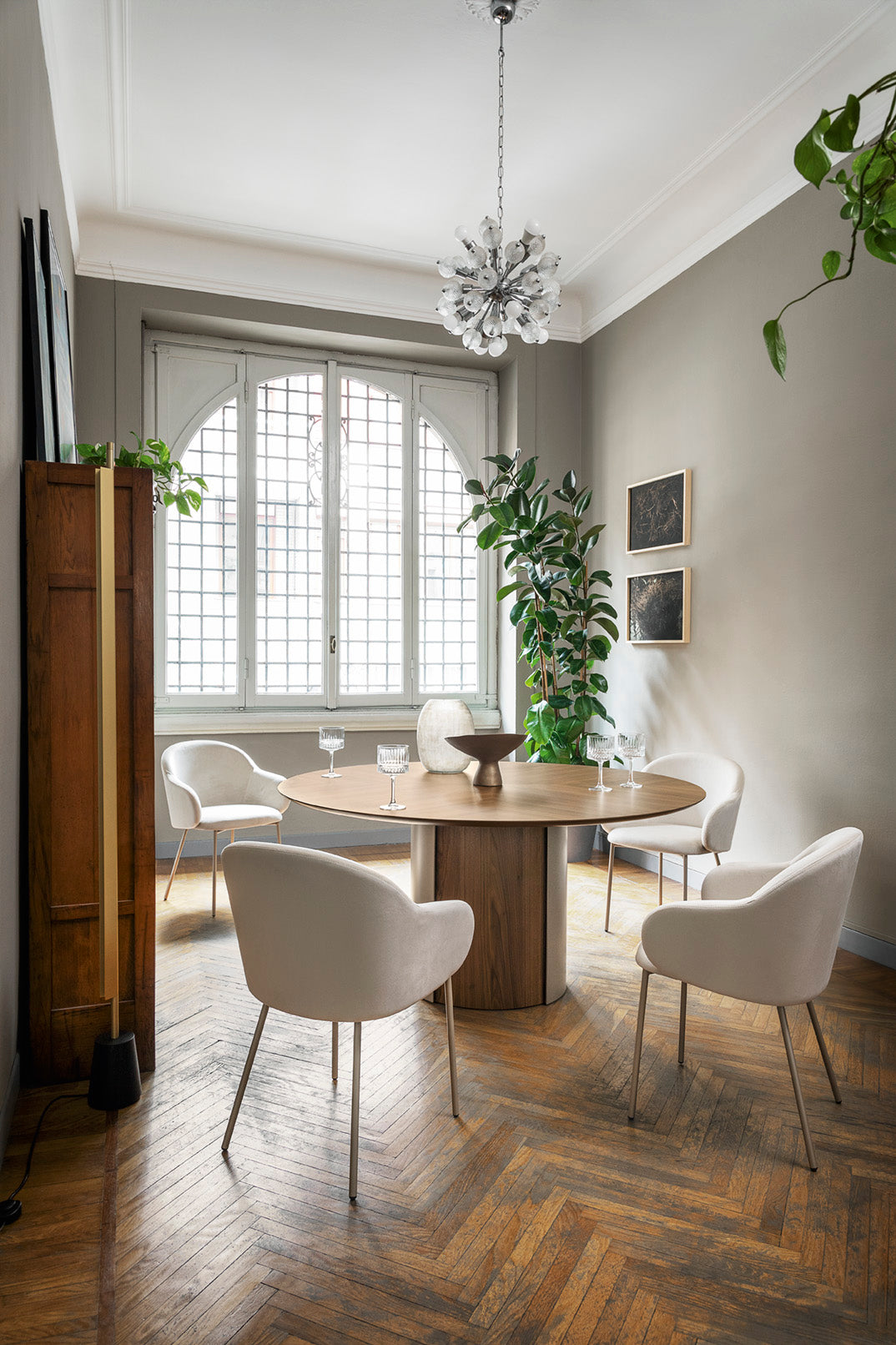 Round YOROI Table in Walnut Wood with Cream Base