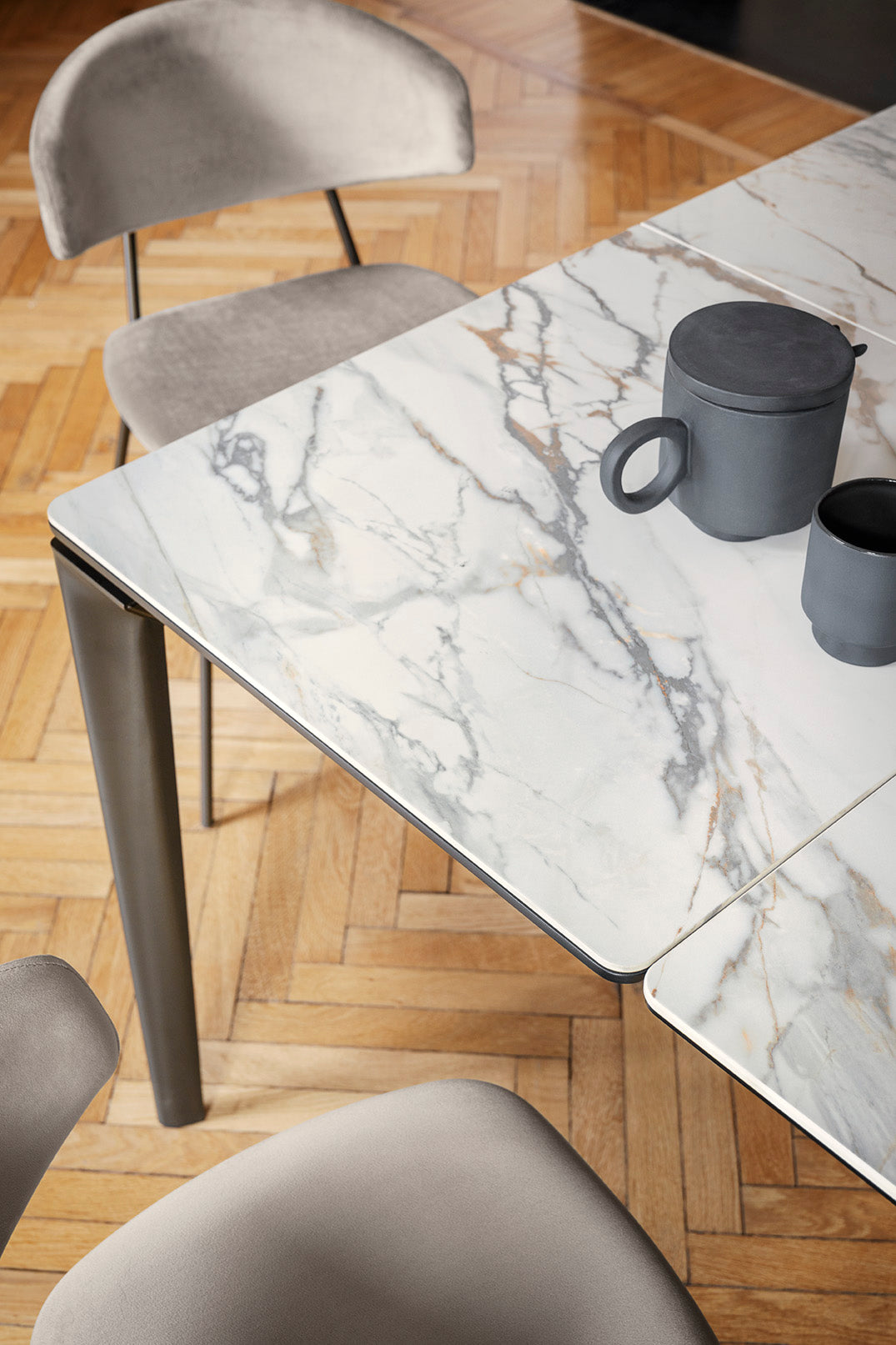 Extendable table BOMA with white top and brown base