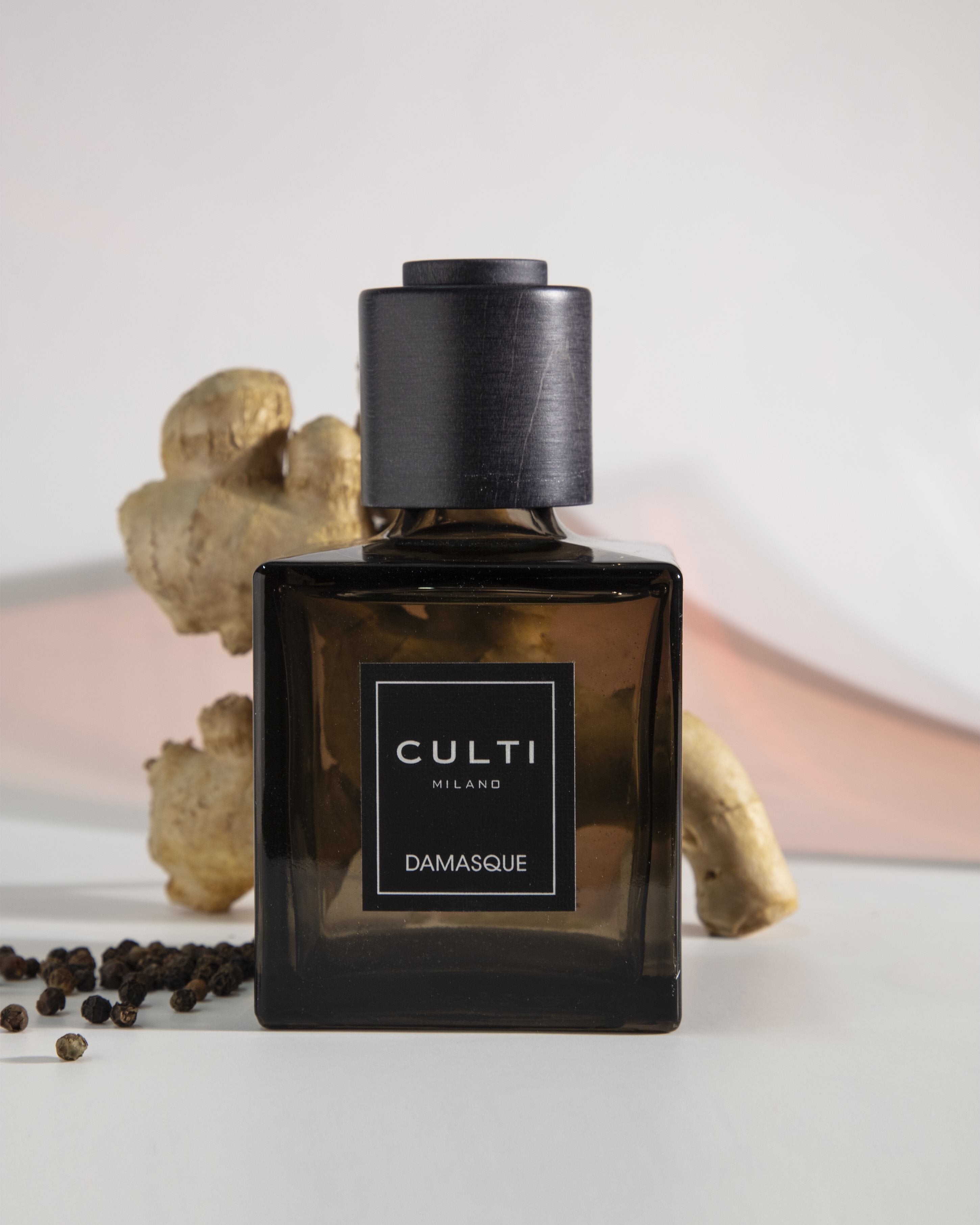 DECOR - DAMASQUE Scent Diffuser with notes of ginger, black pepper, cedar, patchouli, and opoponax.