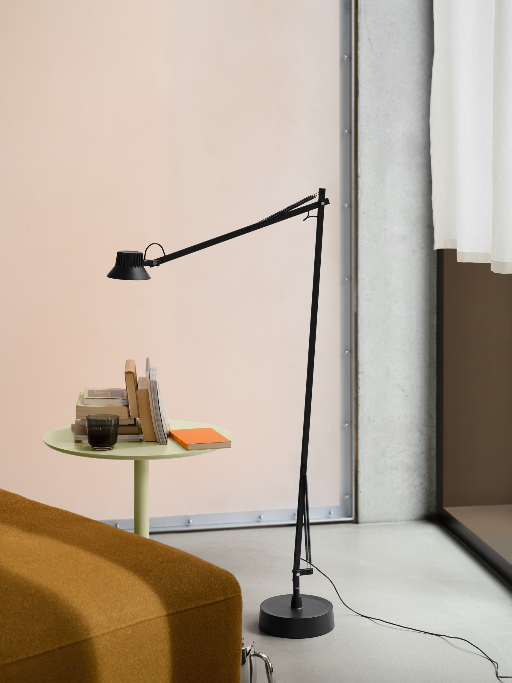 Adjustable reading floor lamp DEDICATE black