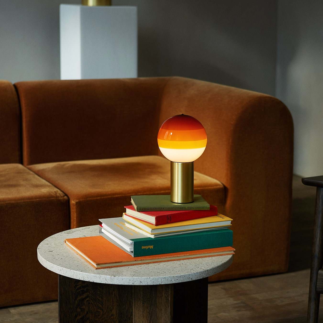 DIPPING amber table lamp with a gold base