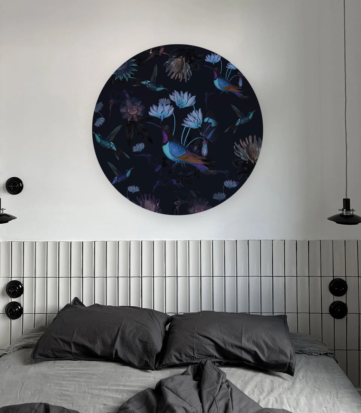 Wandbild in Kreisform DOTS - TOXIC HUMMINGBIRDS schwarz mit Blau